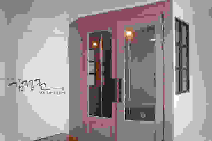 한빛 아파트 김정권디자이너 모던스타일 복도, 현관 & 계단 MDF 그레이