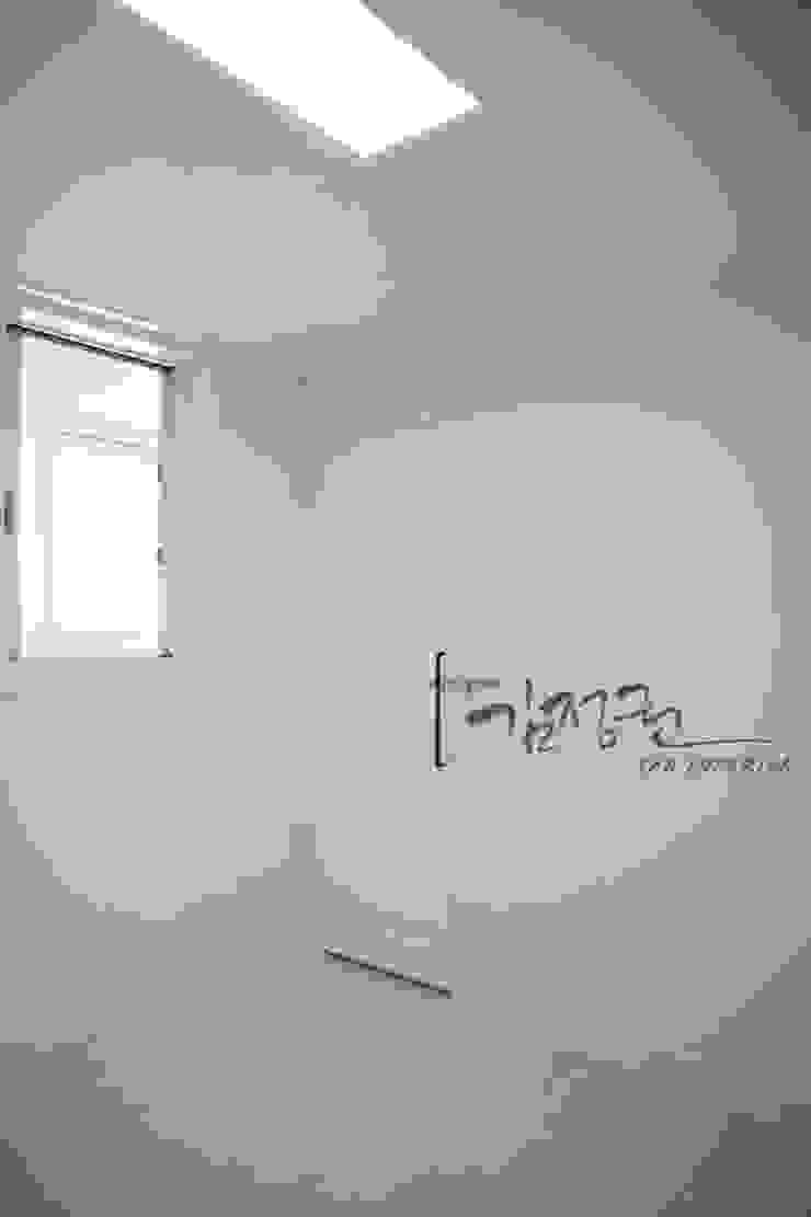 한빛 아파트 김정권디자이너 모던스타일 발코니, 베란다 & 테라스 MDF 황색