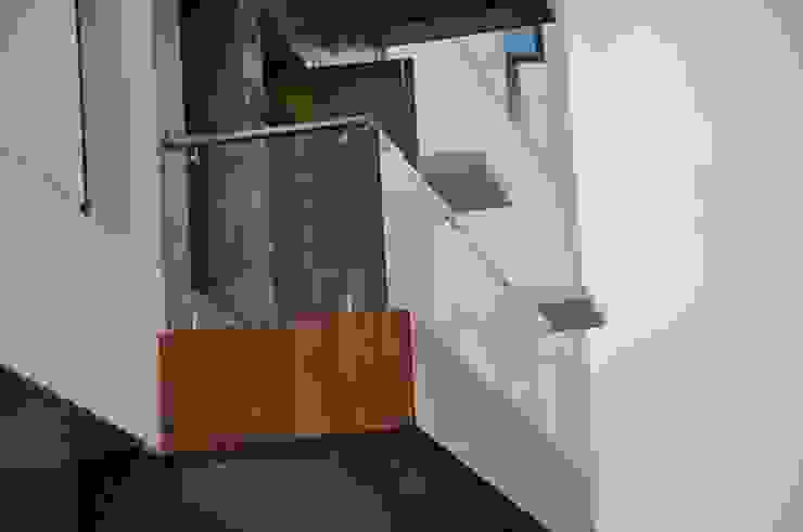 Dr.Z.S.'s Residential House DESIGNER GALAXY Modern balcony, veranda & terrace