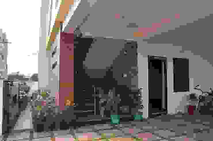 Dr.Z.S.'s Residential House DESIGNER GALAXY Modern corridor, hallway & stairs