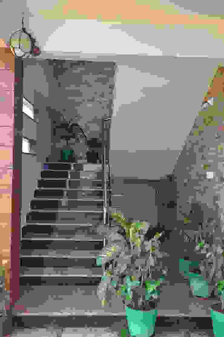Dr.Z.S.'s Residential House DESIGNER GALAXY Modern corridor, hallway & stairs