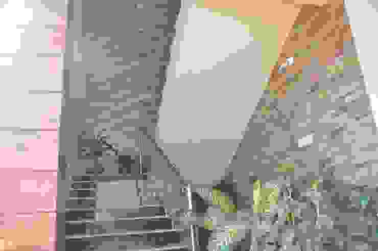 Dr.Z.S.'s Residential House DESIGNER GALAXY Modern corridor, hallway & stairs