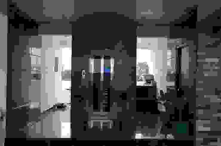 Dr.Z.S.'s Residential House DESIGNER GALAXY Modern corridor, hallway & stairs