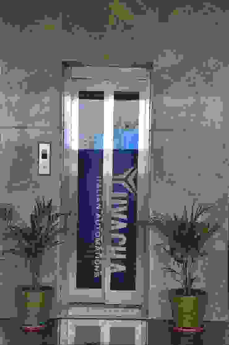 Dr.Z.S.'s Residential House DESIGNER GALAXY Modern corridor, hallway & stairs