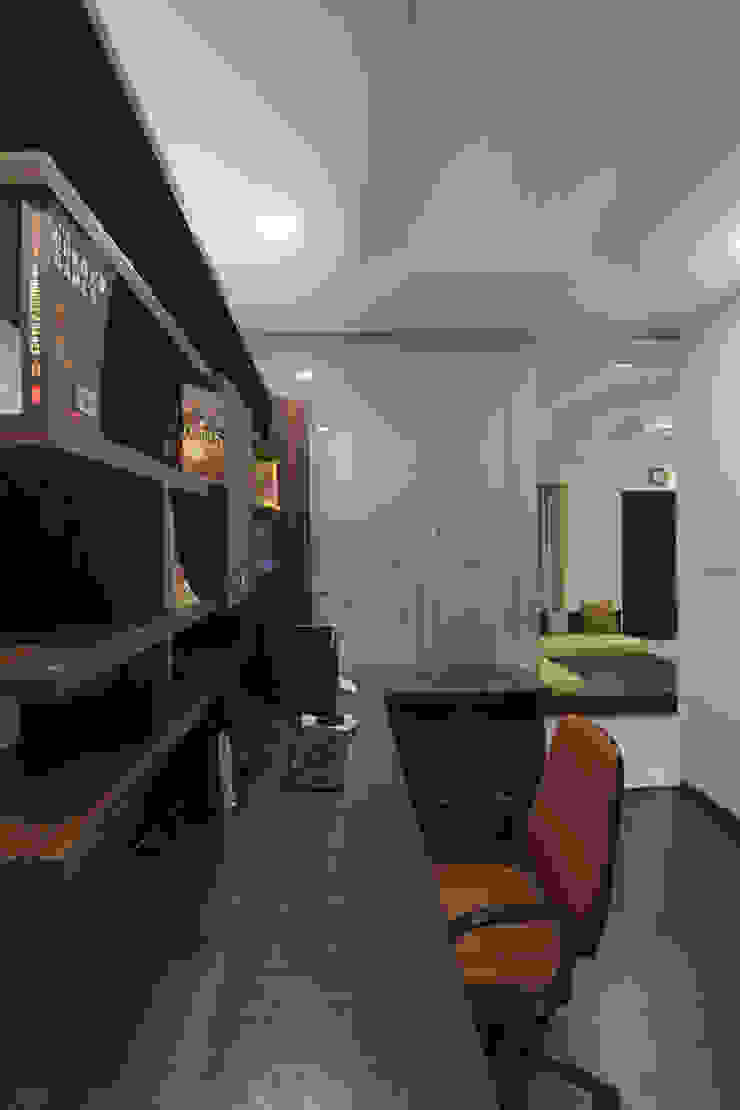 study area KREATIVE HOUSE Study/office Wood Brown