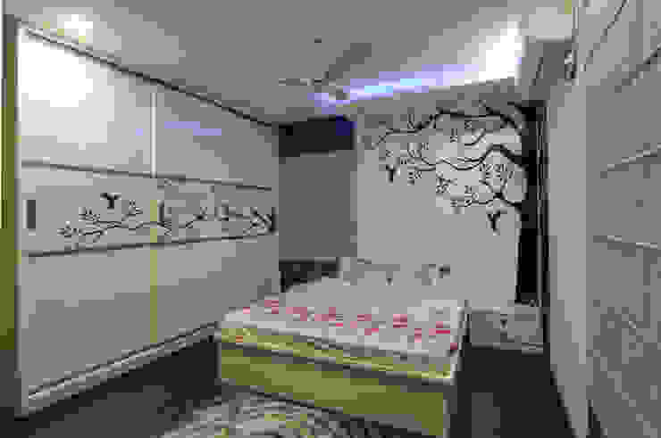 master bedroom KREATIVE HOUSE Eclectic style bedroom Wood Brown