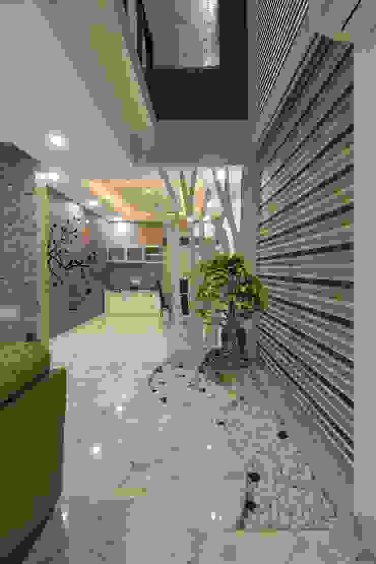 entrance foyer KREATIVE HOUSE Eclectic style corridor, hallway & stairs Tiles White