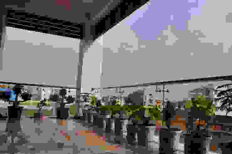 Dr.Z.S.'s Residential House DESIGNER GALAXY Modern corridor, hallway & stairs