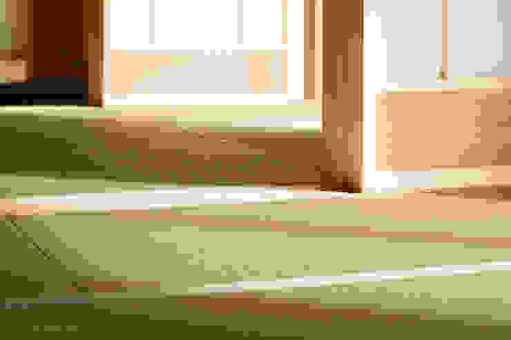 和室の視線は、低く Debe arreglar un lugar cerca del suelo por la reparación de la casa japonesa. アグラ設計室一級建築士事務所 agra design room カントリーデザインの リビング