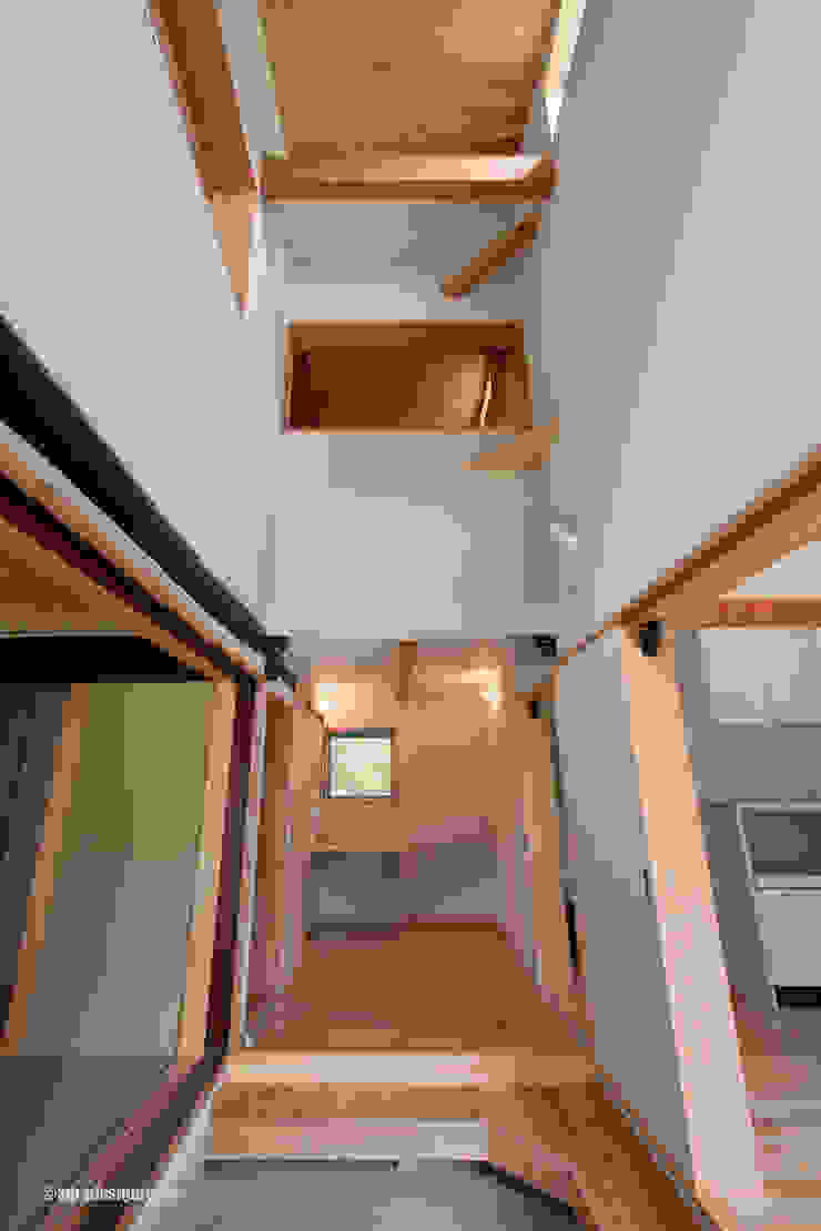 家の中心、土間玄関の上にご主人の書斎 El estudio del cliente existe en el centro de la casa, arriba de la entrada de DOMA (el suelo de tierra). アグラ設計室一級建築士事務所 agra design room カントリースタイルの 玄関&廊下&階段