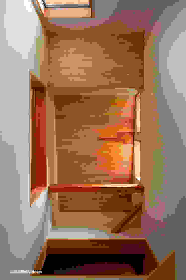 吹抜けの杉天井 El techo de DOMA está hecho de cedro japonés. アグラ設計室一級建築士事務所 agra design room カントリースタイルの 玄関&廊下&階段