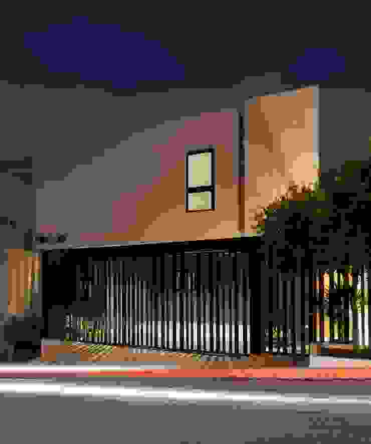 LGZ Taller de arquitectura Rumah Modern Metal White