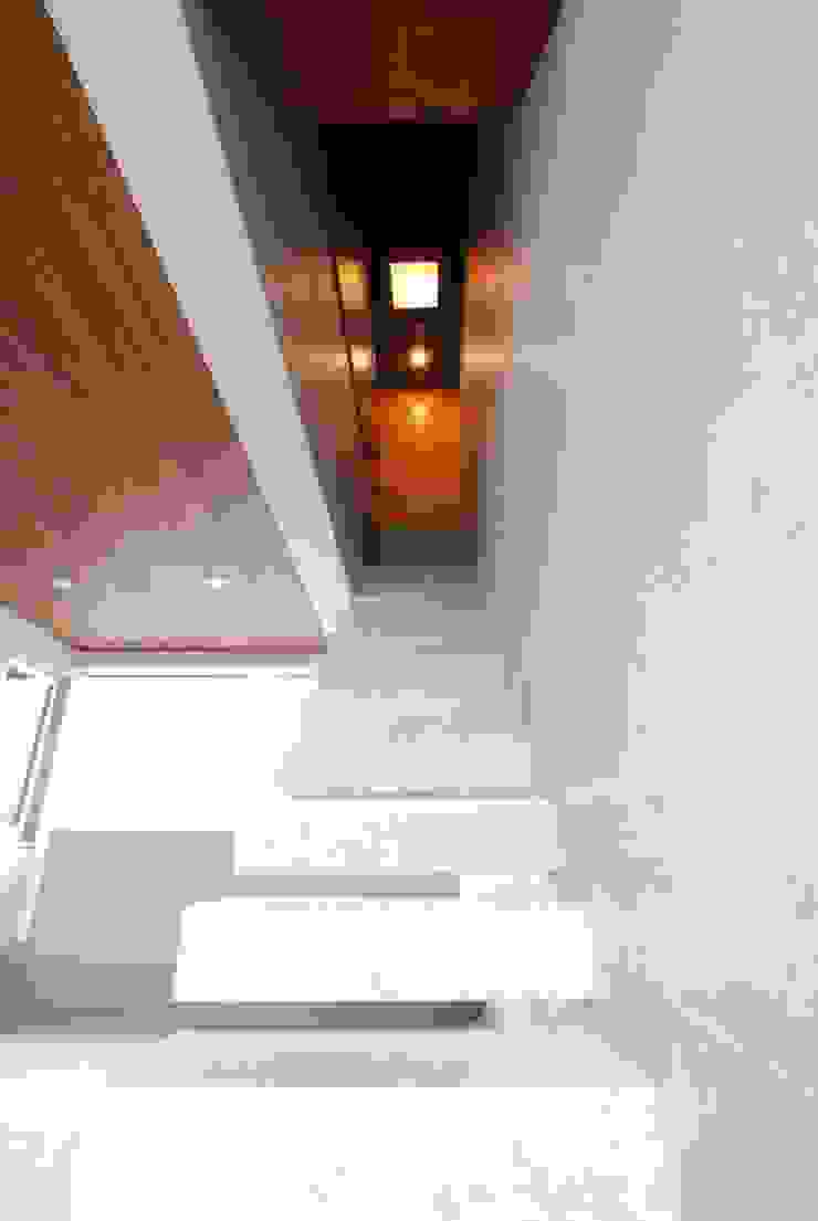 本田建築設計事務所 Modern corridor, hallway & stairs