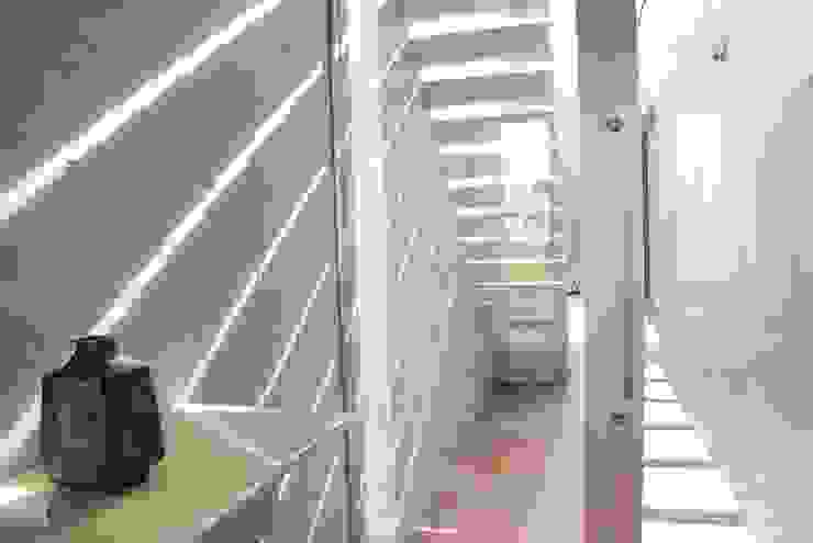 本田建築設計事務所 Modern corridor, hallway & stairs