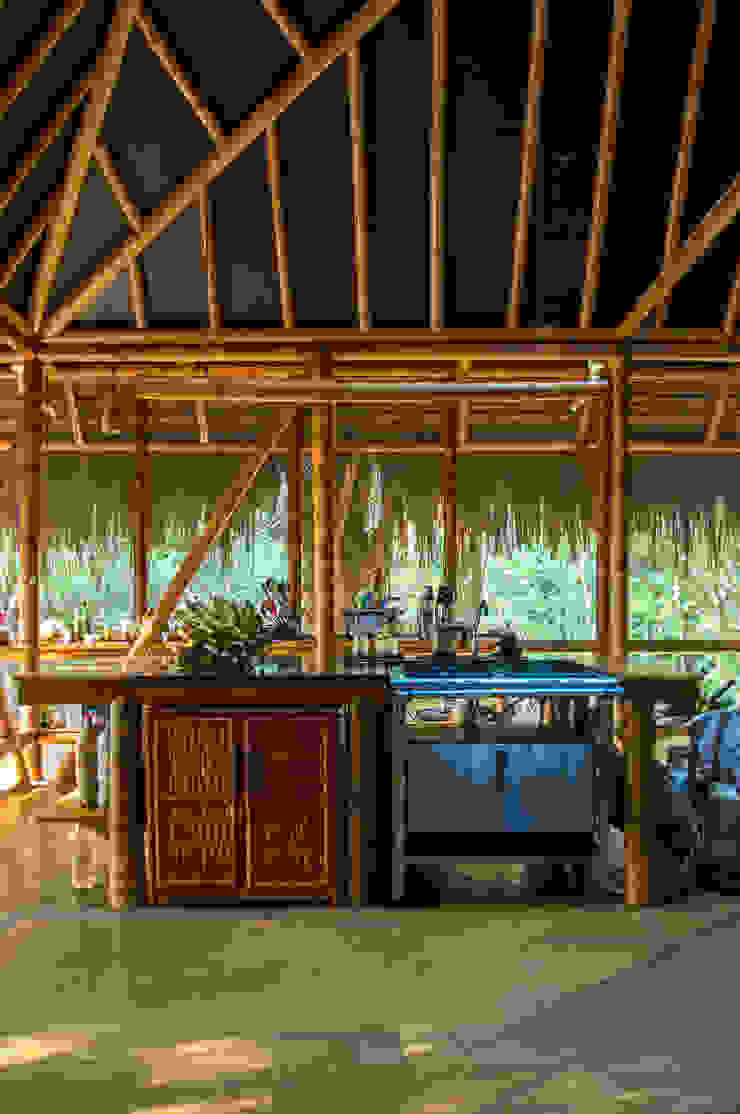 Universo Pol - Morro de San Pablo, IR arquitectura IR arquitectura Tropical style kitchen Bamboo Wood effect