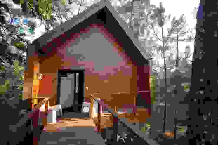 Casa em Cabeça Santa (Penafiel, Portugal), NORMA | Nova Arquitectura em Madeira (New Architecture in Wood) NORMA | Nova Arquitectura em Madeira (New Architecture in Wood) Rustikale Häuser Massivholz Holznachbildung