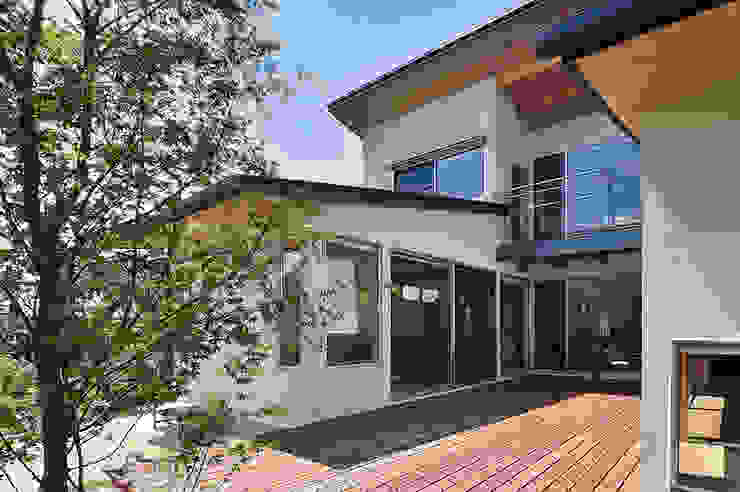 MJ2-house, 株式会社 森本建築事務所 株式会社 森本建築事務所 Scandinavian style balcony, veranda & terrace Wood White