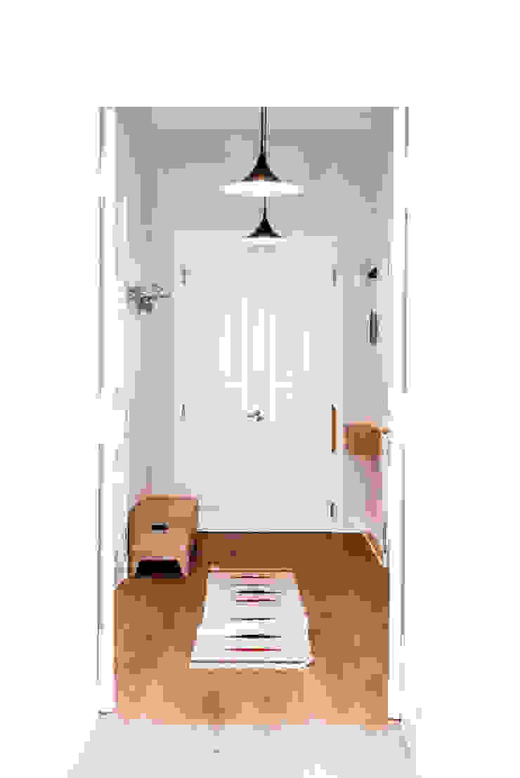 Hallway Loft Kolasinski Коридор, прихожая и лестница в скандинавском стиле Твердая древесина Белый
