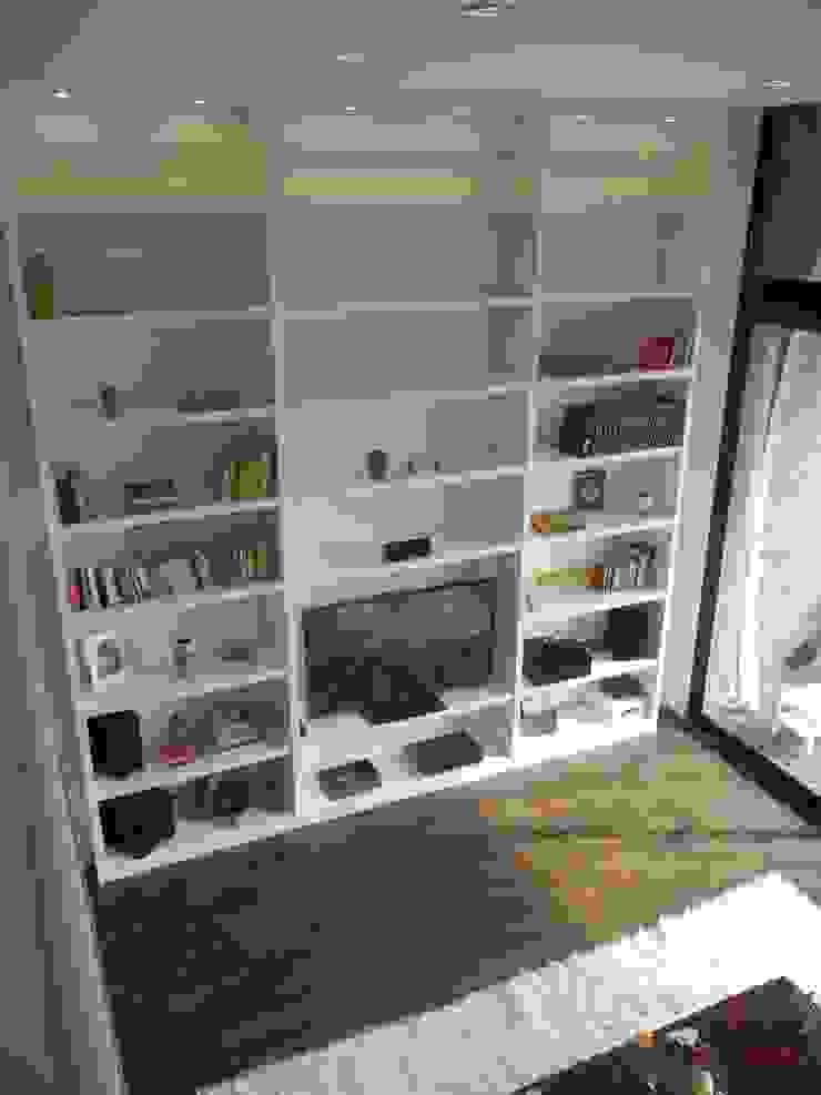 Fainzilber Arqts. ห้องนั่งเล่นชั้นวางของ