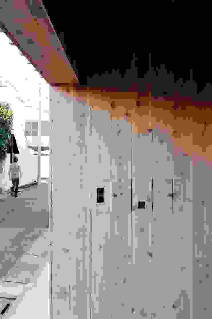 ディンプル建築設計事務所 Modern Corridor, Hallway and Staircase Solid Wood Wood effect