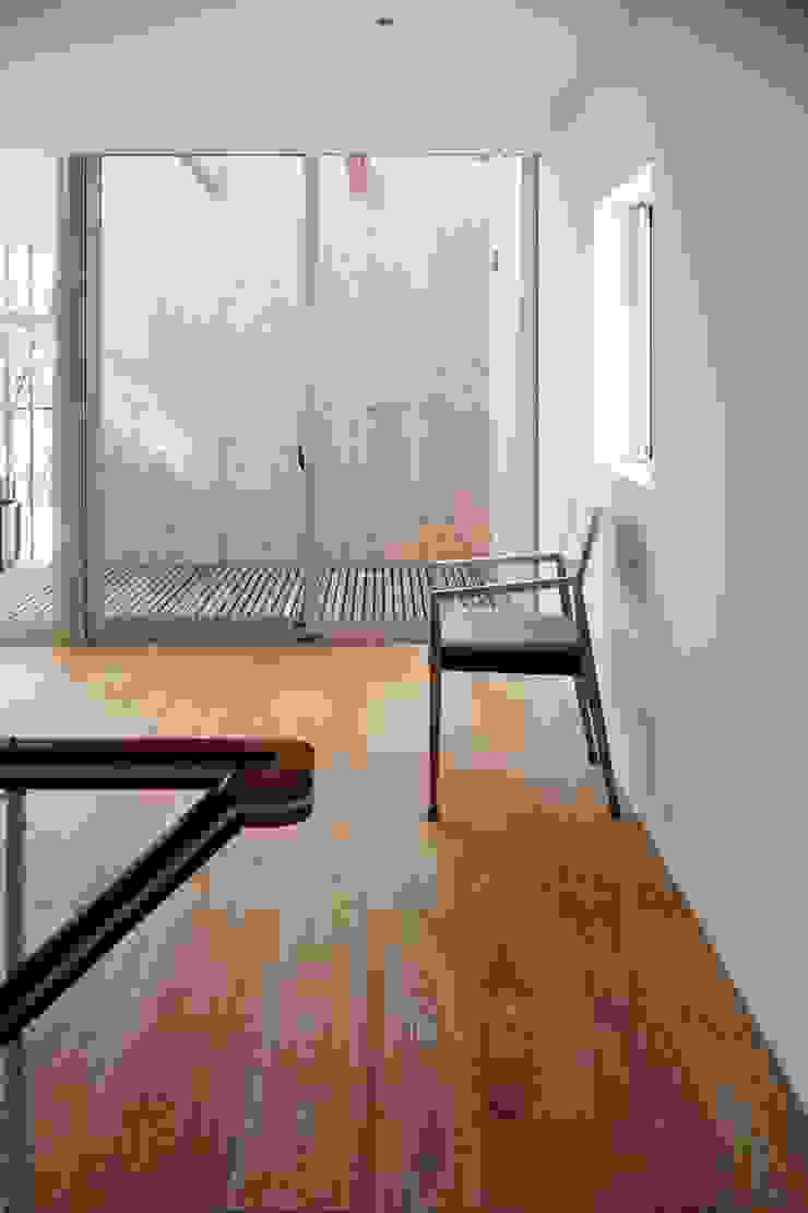ディンプル建築設計事務所 Modern dining room Solid Wood Wood effect