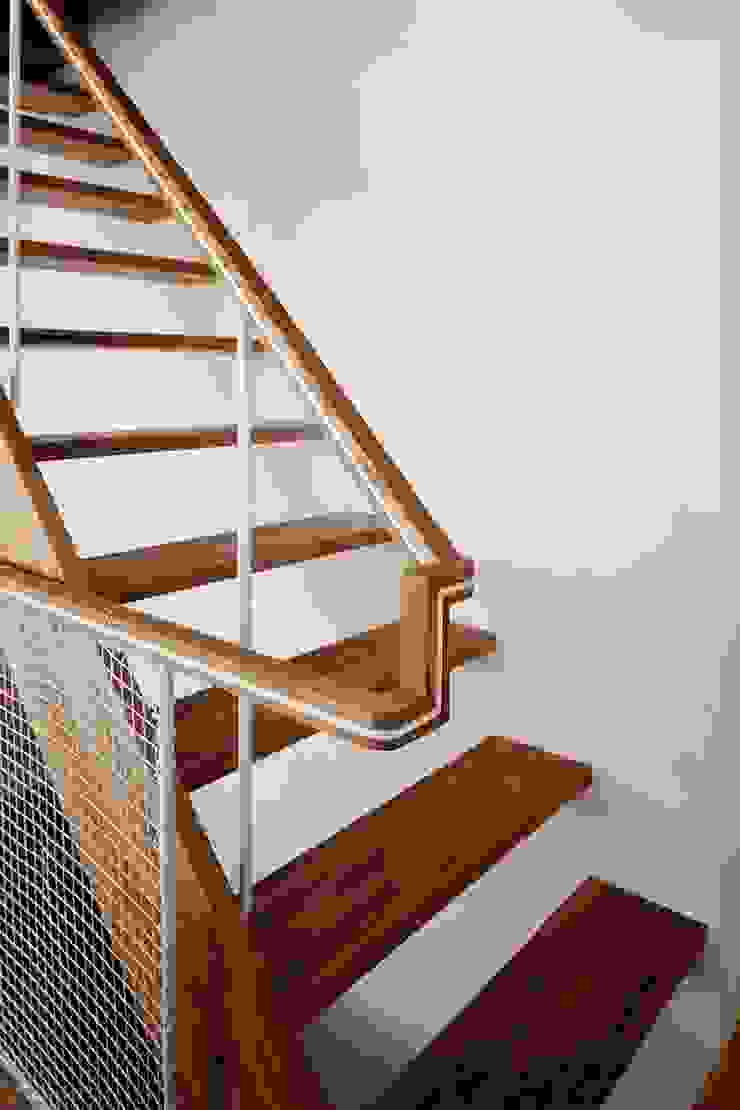 ディンプル建築設計事務所 Modern Corridor, Hallway and Staircase Solid Wood Wood effect