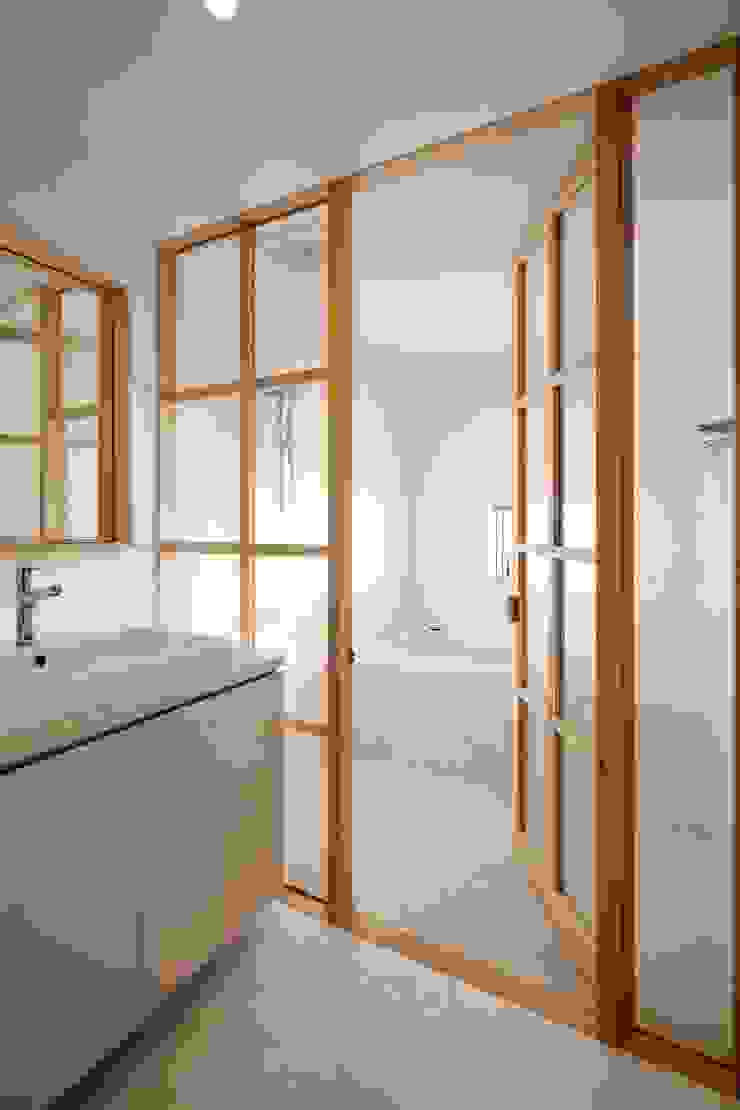 ディンプル建築設計事務所 Modern bathroom Tiles White