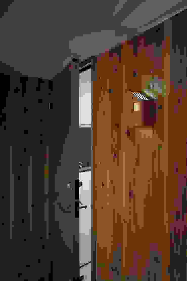 ディンプル建築設計事務所 Modern Corridor, Hallway and Staircase Solid Wood Wood effect