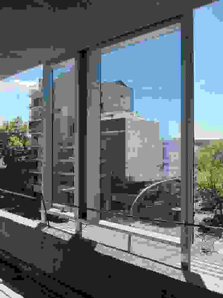 mm ARQUITECTOS 모던스타일 창문 & 문