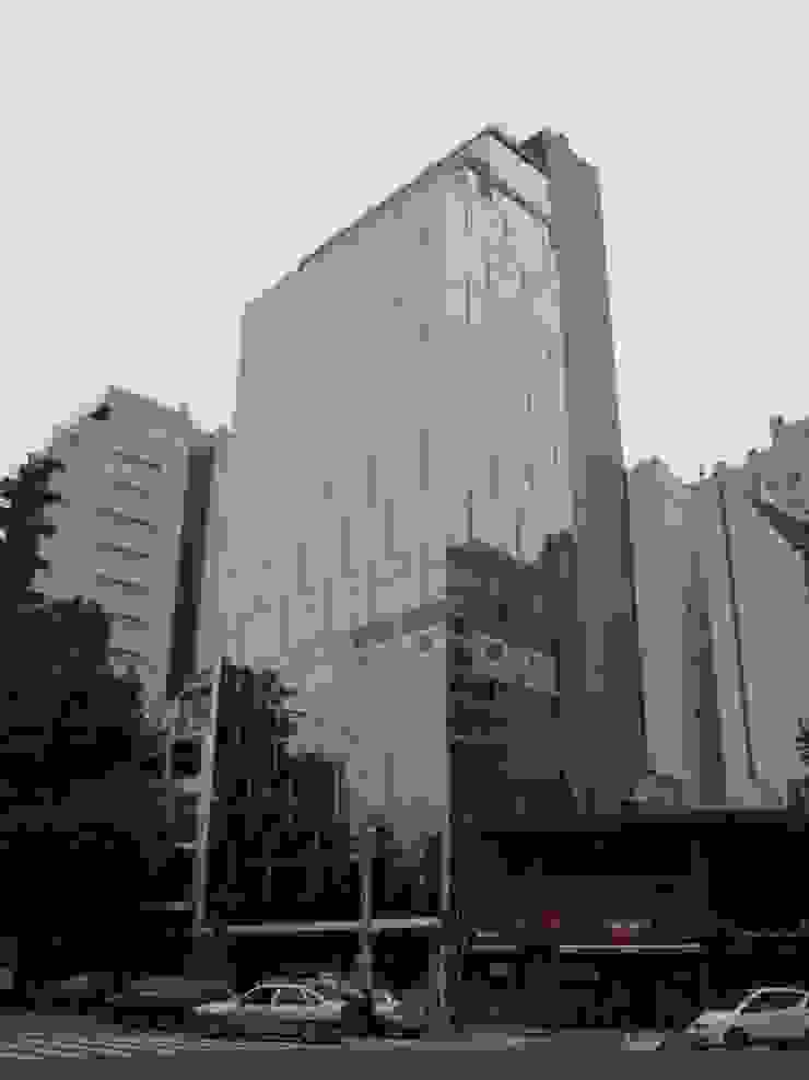 mm ARQUITECTOS 모던스타일 창문 & 문