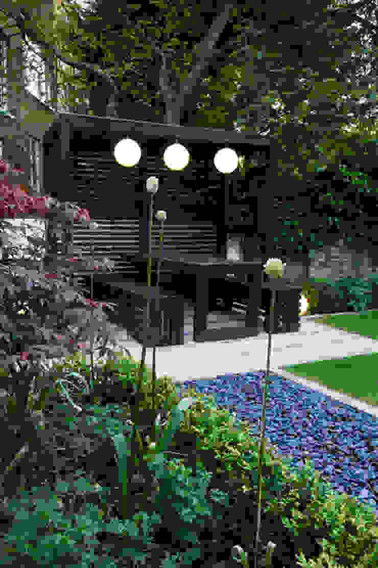 Pergola Earth Designs Jardins modernos Madeira maciça