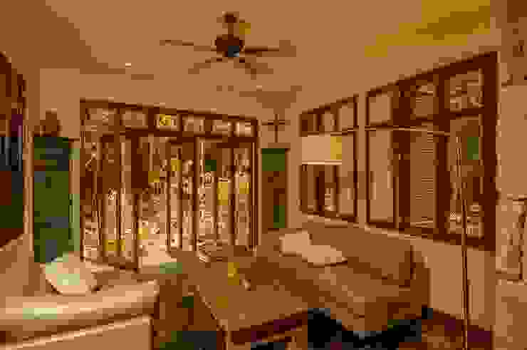 Salas de estar modernas por IURO Moderno