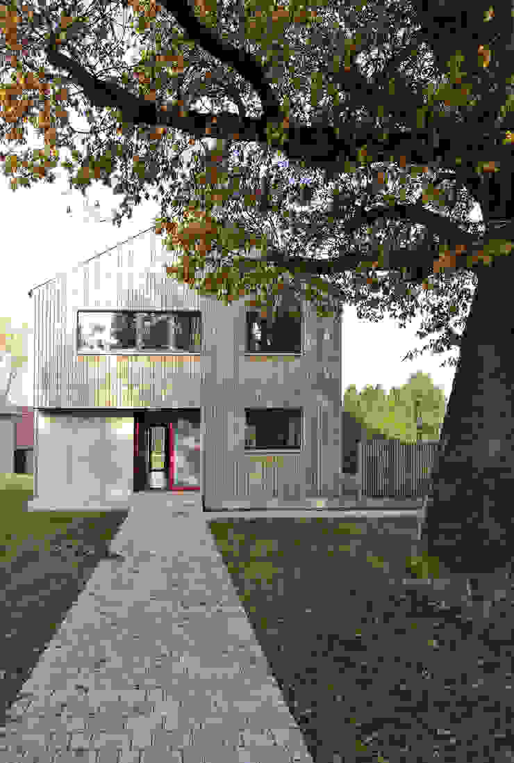 Südostansicht, Eingang VS Volker Schmidt Architekten Moderne Häuser Pflanze,Gebäude,Himmel,Fenster,Straßenbelag,Baum,Haus,Gras,Schrotten,Mauer