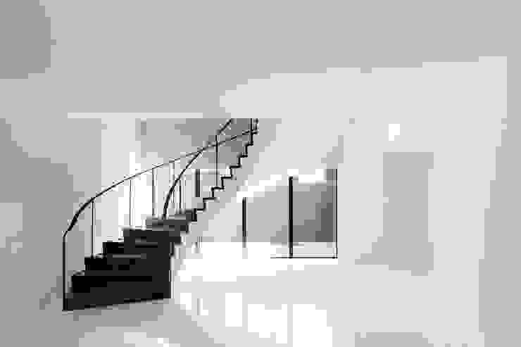 Consulado da República da Namíbia Corredores, halls e escadas modernos por a caixa negra Moderno