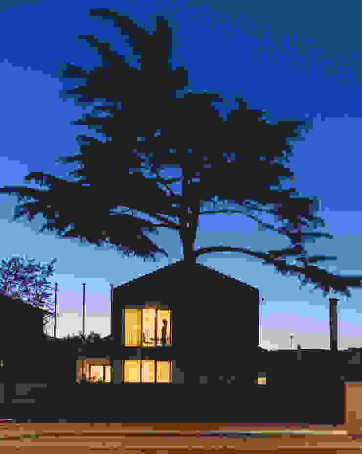 Consulado da República da Namíbia Casas modernas por a caixa negra Moderno