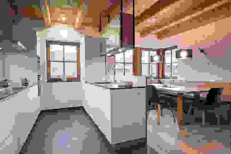 Planung und Umsetzung eines Koch- und Essbereiches in Wagrain, FRAME Innenarchitektur FRAME Innenarchitektur Кухня в стиле минимализм