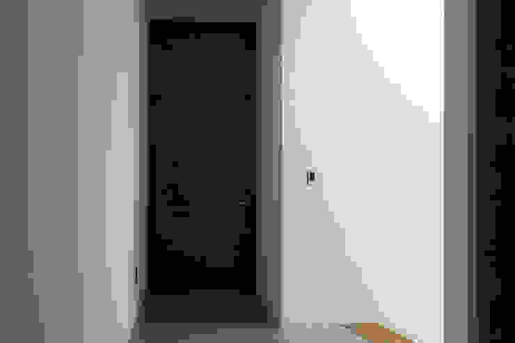 Corredores, halls e escadas modernos por INDICO Moderno