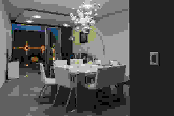 Salas de jantar modernas por INDICO Moderno