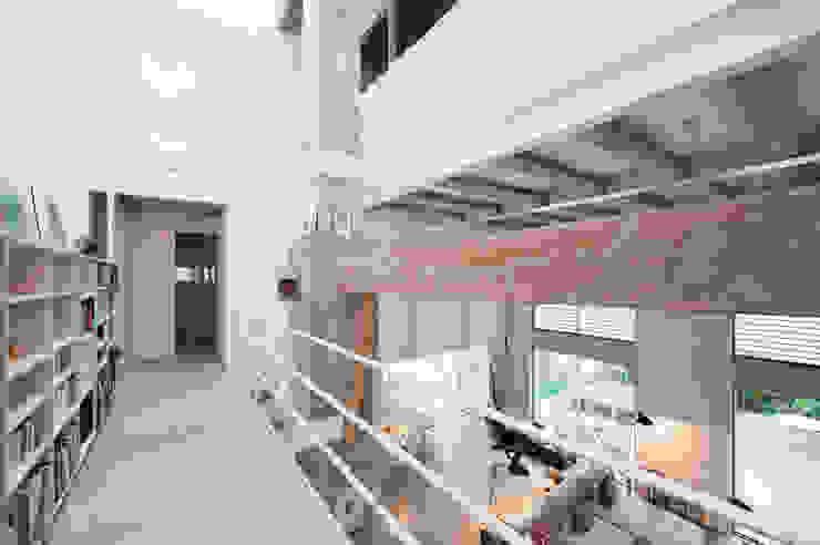 lluiscorbellajordi モダンデザインの リビング