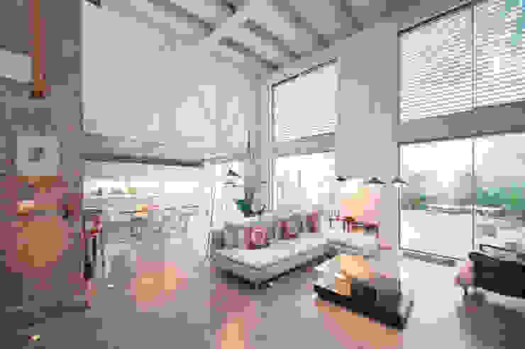 lluiscorbellajordi モダンデザインの リビング