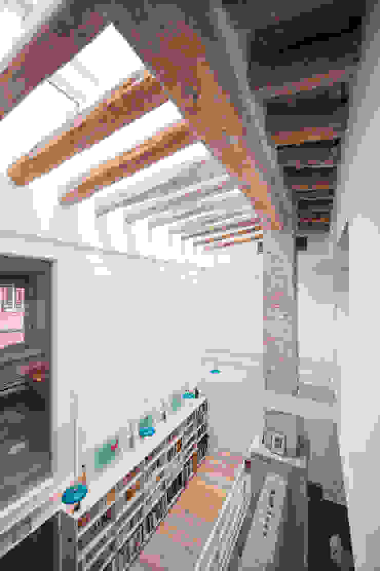 lluiscorbellajordi モダンスタイルの 玄関&廊下&階段