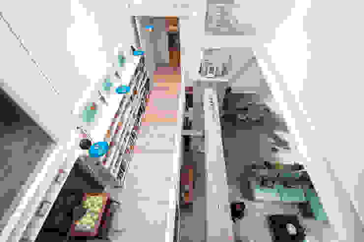 lluiscorbellajordi モダンスタイルの 玄関&廊下&階段