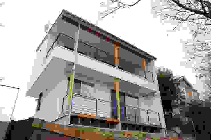 崖地の利点を最大に生かす！見晴らしのいいモダンな住まい  homify
