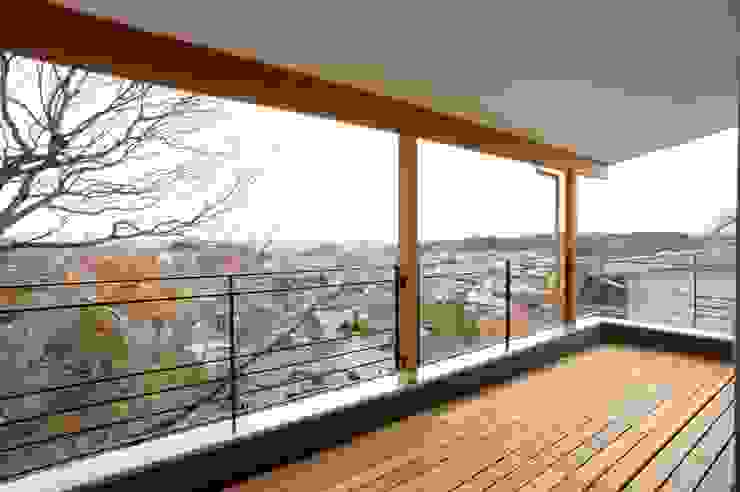 崖地の利点を最大に生かす！見晴らしのいいモダンな住まい  homify