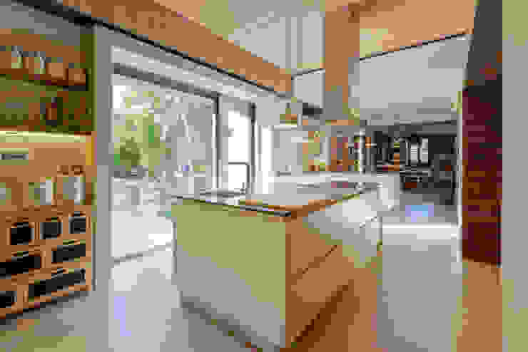 Modern style kitchen by Ricardo Moreno Arquitectos Modern
