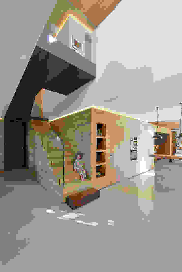 Modern corridor, hallway & stairs by Ricardo Moreno Arquitectos Modern