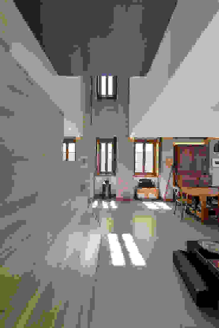 Modern corridor, hallway & stairs by Ricardo Moreno Arquitectos Modern