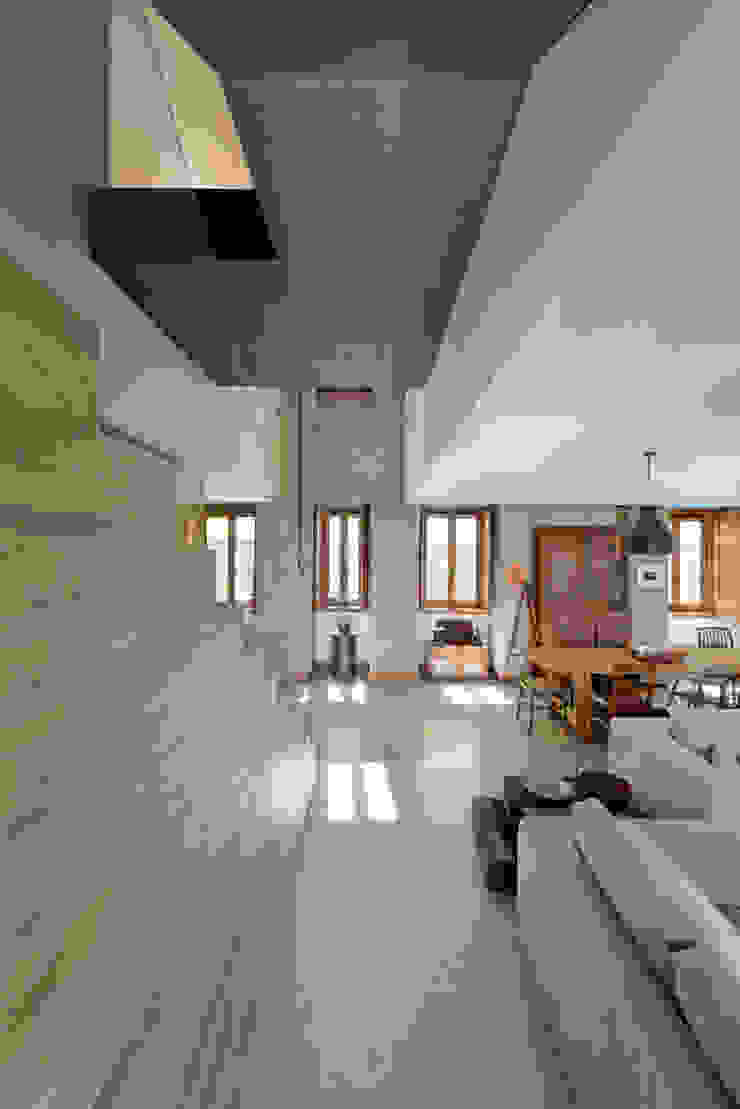 Modern corridor, hallway & stairs by Ricardo Moreno Arquitectos Modern