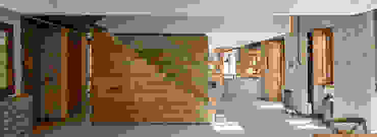 Modern corridor, hallway & stairs by Ricardo Moreno Arquitectos Modern