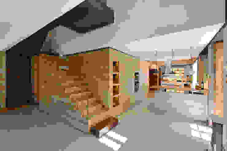 Modern corridor, hallway & stairs by Ricardo Moreno Arquitectos Modern